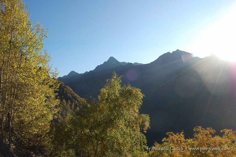 1-Il sole metre salgo al rif. Coca.jpg